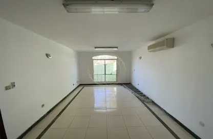 Villa - 5 Bedrooms - 5 Bathrooms for rent in Hai Al Qalaa - Al Jaheli - Al Ain