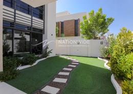 Garden image for: Villa - 4 bedrooms - 5 bathrooms for rent in West Yas - Yas Island - Abu Dhabi, Image 1