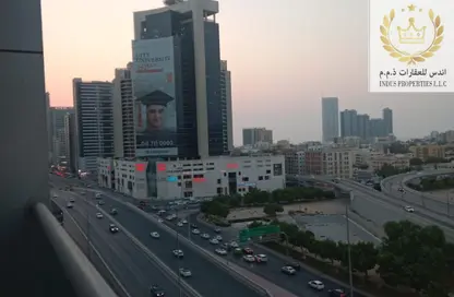 شقة - غرفة نوم - 2 حمامات للايجار في طريق كورنيش عجمان - عجمان