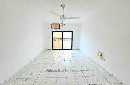 Apartment - 2 Bedrooms - 2 Bathrooms for rent in Al Wahda Building - Al Majaz 2 - Al Majaz - Sharjah