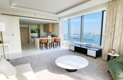 Living / Dining Room image for: Apartment - 1 Bedroom - 2 Bathrooms for sale in The Palm Tower - Palm Jumeirah - Dubai, Image 1
