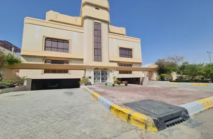 Apartment - 3 Bedrooms - 5 Bathrooms for rent in Airport Road - Abu Dhabi