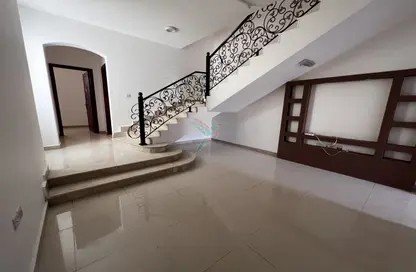 فيلا - 4 غرف نوم - 6 حمامات للايجار في السروج - العين