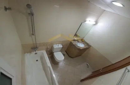 صورة لـ حمام شقة - غرفة نوم - 2 حمامات للايجار في برج حبيب بنك - منطقة المرور - أبوظبي ، صورة رقم 1