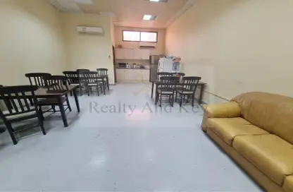 صورة لـ غرفة المعيشة / غرفة الطعام مصنع - استوديو للبيع في المدينة الصناعية في أبوظبي - مصفح - أبوظبي ، صورة رقم 1