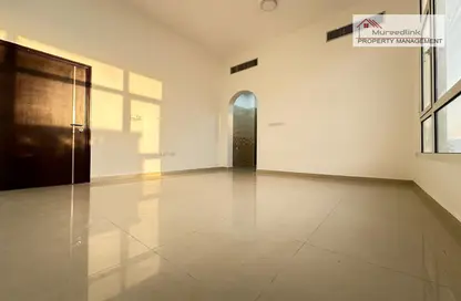 صورة لـ غرفة فارغة شقة - 1 حمام للايجار في المشرف - أبوظبي ، صورة رقم 1