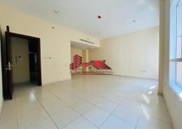 صورةغرفة فارغة لـ: شقة - 2 غرف نوم - 3 حمامات للكراء في شارع الدفاع - أبوظبي, صورة 1