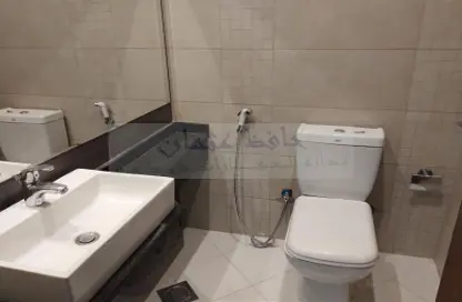 صورة لـ حمام شقة - 2 غرف نوم - 3 حمامات للايجار في الروضة - أبوظبي ، صورة رقم 1