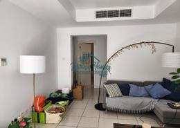 صورةغرفة المعيشة لـ: فيلا - 2 غرف نوم - 3 حمامات للكراء في الينابيع 8 - الينابيع - دبي, صورة 1