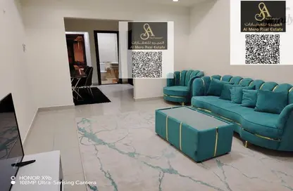 شقة - غرفة نوم - 2 حمامات للايجار في طريق كورنيش عجمان - عجمان