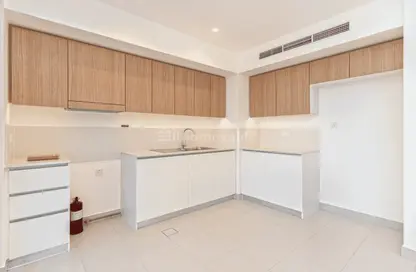 Kitchen image for: Townhouse - 3 Bedrooms - 3 Bathrooms for rent in Parkside 3 - EMAAR South - Dubai South (Dubai World Central) - Dubai, Image 1