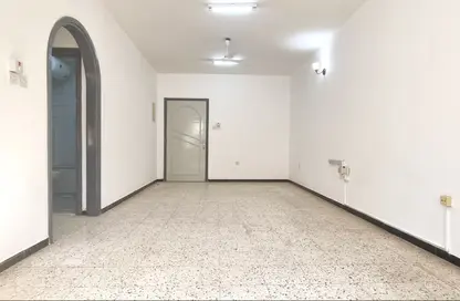 عمارة بالكامل - 1 حمام للايجار في شارع الرولة - الرفاعة - بر دبي - دبي