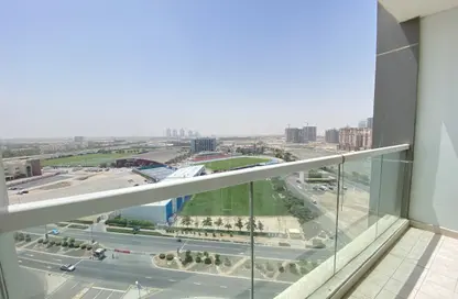 شقة - غرفة نوم - 2 حمامات للايجار في المساكن الحمراء - مدينة دبي الرياضية - دبي