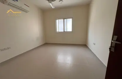 شقة - 2 غرف نوم - 2 حمامات للايجار في النباعة - الشارقة