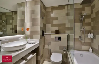 صورة لـ حمام النزل و الشقق الفندقية - غرفة نوم - 2 حمامات للايجار في إن إتش كوليكشن دبي ذا بالم - نخلة جميرا - دبي ، صورة رقم 1