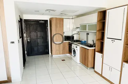 صورة لـ مطبخ شقة - 1 حمام للايجار في ستارز تاور ٢ - ستارز من دانوب - الفرجان - دبي ، صورة رقم 1