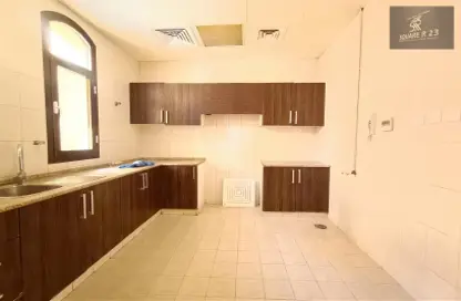 صورة لـ مطبخ فيلا - 4 غرف نوم - 6 حمامات للايجار في مجمع الوزارات - خليفة بارك - الطريق الشرقي - أبوظبي ، صورة رقم 1