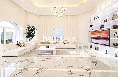 Living Room image for: Villa - 4 Bedrooms - 5 Bathrooms for rent in Garden Homes Frond P - Garden Homes - Palm Jumeirah - Dubai, Image 1