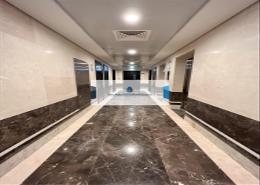 طابق كامل - 1 حمام للكراء في شارع المطار - أبوظبي