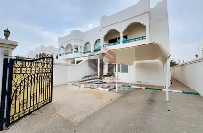 Villa - 4 Bedrooms - 5 Bathrooms for rent in Al Markhaniya - Al Ain