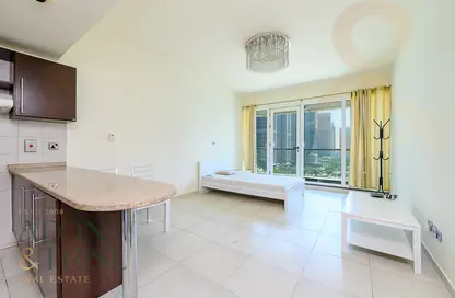 Living Room image for: Apartment - 1 Bathroom for sale in Dubai Arch - Lake Almas East - Jumeirah Lake Towers - Dubai, Image 1