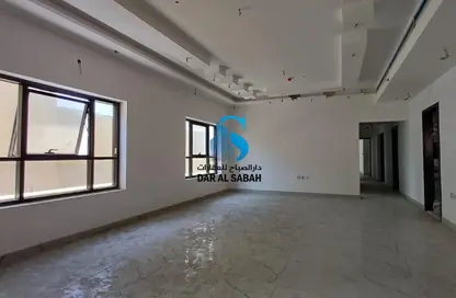 طابق كامل - 7 غرف نوم - 7 حمامات للايجار في شارع تالياتلا ​ - النهدة - الشارقة