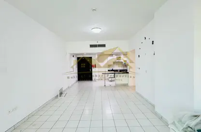 شقة - 2 غرف نوم - 2 حمامات للايجار في مجمع المروج - زعبيل - دبي