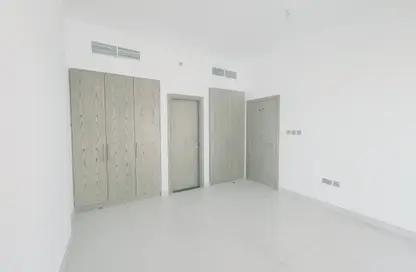 شقة - غرفة نوم - 2 حمامات للايجار في مونت روز ريزيدنس B - مونت روز - حديقة دبي العلميه - دبي