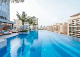 صورة لـ حوض سباحة شقة - 1 حمام للبيع في برج النخيل - نخلة الجميرا - دبي ، صورة رقم 1