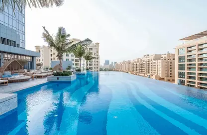 صورة لـ حوض سباحة شقة - 1 حمام للبيع في برج النخيل - نخلة جميرا - دبي ، صورة رقم 1