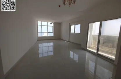 شقة - 3 غرف نوم - 4 حمامات للايجار في طريق كورنيش عجمان - عجمان