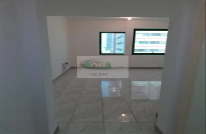 Empty Room image for: Apartment - 1 Bedroom - 1 Bathroom for rent in Mina Road - Tourist Club Area - Abu Dhabi, Image 1