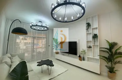 شقة - غرفة نوم - 2 حمامات للايجار في برج حمزة - مدينة دبي الرياضية - دبي
