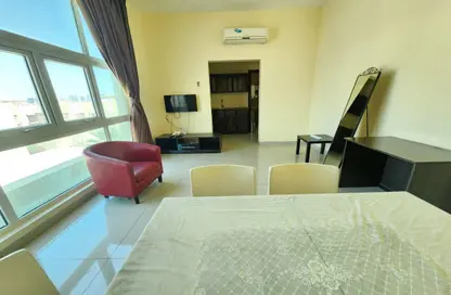 صورة لـ غرفة المعيشة / غرفة الطعام شقة - غرفة نوم - 1 حمام للايجار في فيلات مدينة خليفة آيه - مدينة خليفة أ - مدينة خليفة - أبوظبي ، صورة رقم 1