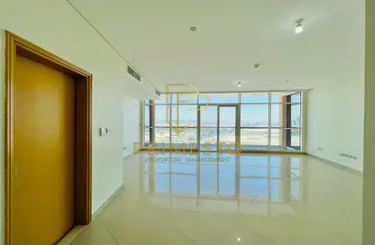 شقة - 3 غرف نوم - 4 حمامات للايجار في يونايتد سكوير - الخالدية - أبوظبي