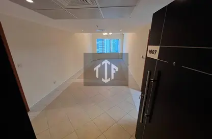 شقة - 2 غرف نوم - 2 حمامات للايجار في برج توينتي فرست سينشري - شارع الشيخ زايد - دبي