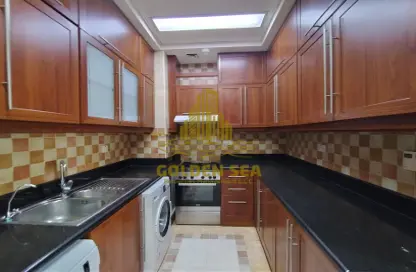 صورة لـ مطبخ شقة - 2 غرف نوم - 3 حمامات للايجار في برج الصقر الذهبي - شارع حمدان - أبوظبي ، صورة رقم 1