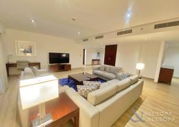 Living Room image for: Apartment - 4 bedrooms - 5 bathrooms for rent in Delta Hotels By Marriott Jumeirah Beach - Jumeirah Beach Residence - Dubai, Image 1