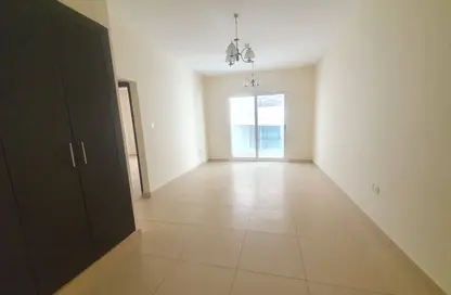 شقة - 2 غرف نوم - 3 حمامات للايجار في الثاني مويلح - تجارية مويلح - الشارقة شقة - 2 غرف نوم - 3 حمامات للايجار في الثاني مويلح - تجارية مويلح - الشارقة