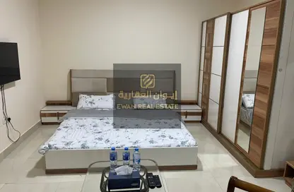 شقة - 1 حمام للايجار في طريق كورنيش عجمان - عجمان