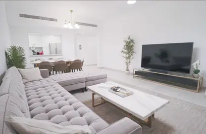 Apartment - 2 Bedrooms - 2 Bathrooms for sale in Lamtara 2 - Madinat Jumeirah Living - Umm Suqeim - Dubai