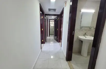 شقة - 2 غرف نوم - 2 حمامات للايجار في برج الصقر الذهبي - شارع حمدان - أبوظبي