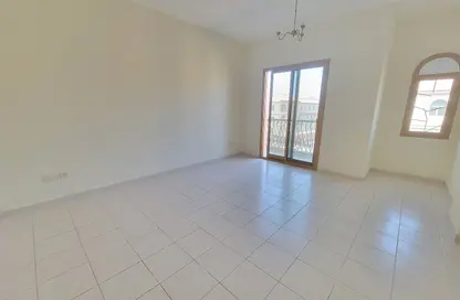 شقة - غرفة نوم - 2 حمامات للايجار في إس01 - طراز أسباني - المدينة الدولية - دبي