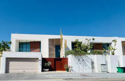 Villa - 4 Bedrooms - 5 Bathrooms for rent in Jumeirah 1 Villas - Jumeirah 1 - Jumeirah - Dubai