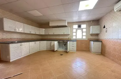 صورة لـ مطبخ شقة - 3 غرف نوم - 5 حمامات للايجار في فيلات مدينة خليفة آيه - مدينة خليفة أ - مدينة خليفة - أبوظبي ، صورة رقم 1