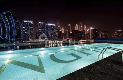 صورة لـ حوض سباحة شقة - غرفة نوم - 1 حمام للبيع في بن غاطي كانال - الخليج التجاري - دبي ، صورة رقم 1