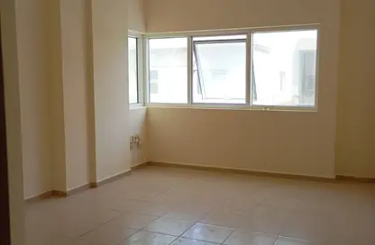 شقة - 1 حمام للايجار في بناية البطينة 9 - البطينة - الشارقة شقة - 1 حمام للايجار في بناية البطينة 9 - البطينة - الشارقة