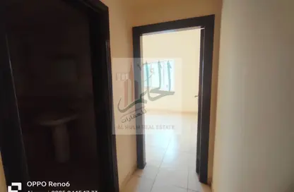 عمارة بالكامل - استوديو - 8 حمامات للبيع في طريق كورنيش عجمان - عجمان
