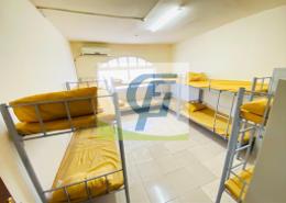 صورةغرفة- غرفة النوم لـ: سكن الموظفين - 8 حمامات للكراء في ام-46 - مصفح الصناعية - مصفح - أبوظبي, صورة 1