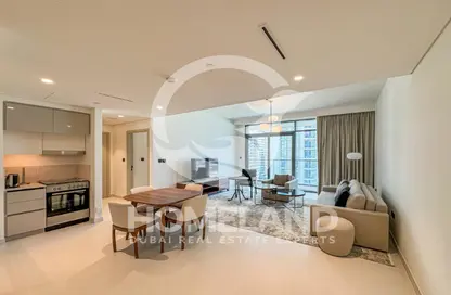 Living / Dining Room image for: Apartment - 1 Bedroom - 2 Bathrooms for sale in Marina Vista - EMAAR Beachfront - Dubai Harbour - Dubai, Image 1